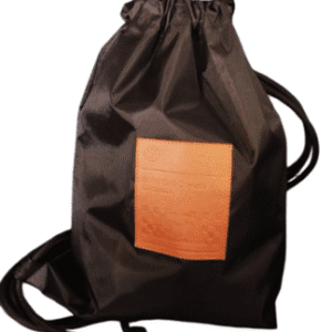 Tula negra, en tela de lona impermeable, con logo en semicuero color miel, marcado con laser